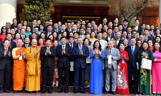 Thu hút chuyên gia, nhà khoa học là người nước ngoài và kiều bào về nước giảng dạy, nghiên cứu và làm việc